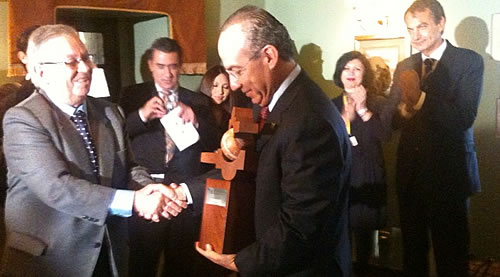 El Jáuregui no cabía en sí de orgullo y satisfacción por darle un premio al presidente mexicano.