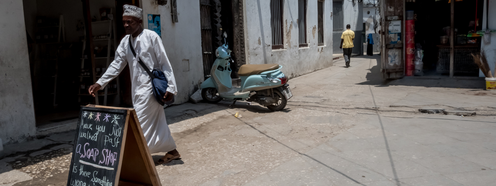 PERIPECIAS DE UNA GUÍA DE VIAJE, IV: TANZANITAS Y BOTELLAS DE RON ESCONDIDAS PERIPECIAS DE UNA GUÍA DE VIAJE, IV: TANZANITAS Y BOTELLAS DE RON ESCONDIDAS